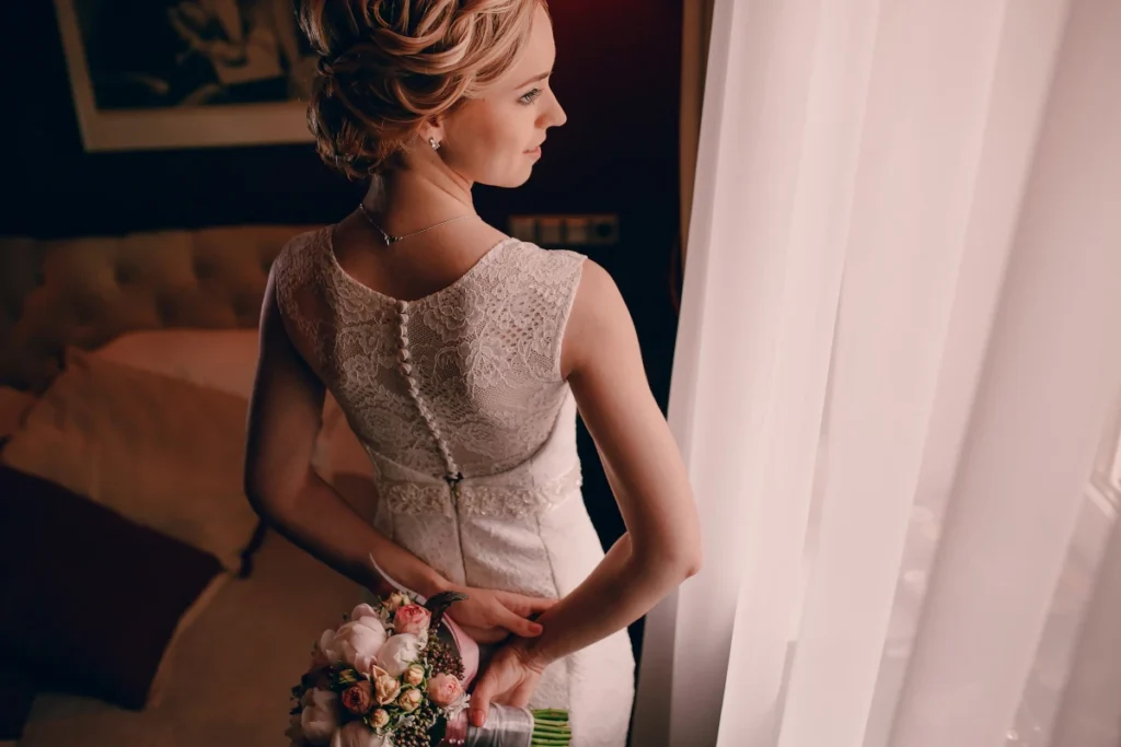 Les robes bride with bouquet her back